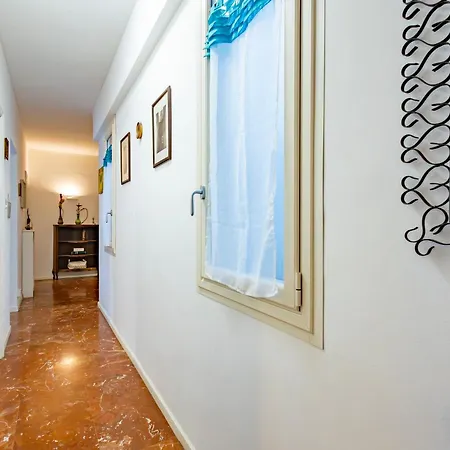 Balcony Flat Near The Center By Wonderful Italy شقة